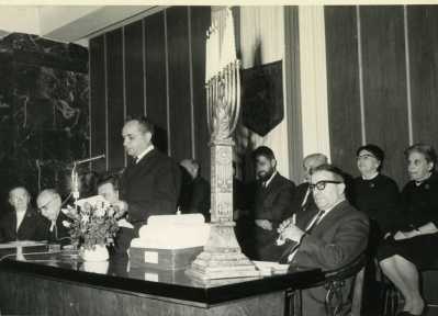 A. C. à la municipalité Au premier plan, de gauche à droite, le président Shazar, caché Teddy Kolek, A Chouraqui et M. Marash (secrétaire de la municipalité). Au second plan, le Rabbin Shar Yachouv Cohen, Ish Shalom, et Mme Ben Zvi.